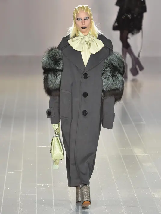 Penampilan Lady Gaga di panggung catwalk New York Fashion Week ini bukan pertama kalinya ia muncul sebagai model runway. Sebelumnya ia melenggang di panggung Paris Fashion Week 2011 untuk desainer Thierry Mugler. (AFP/Bintang.com)