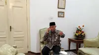 Gubernur Sumbar berbincang dengan presiden melalui sambungan telepon. (Liputan6.com/ Humas Pemprov Sumbar)