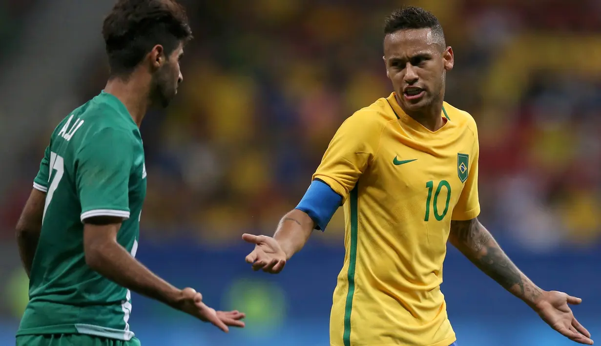 Ekspresi kecewa Neymar saat berbincang dengan dengan gelandang Irak, Alaa Ali saat  pertandingan di cabang olahraga sepakbola putra Olimpiade Rio de Janeiro 2016 di Stadion Mane Garrincha, Senin (8/8). (REUTERS/Ueslei Marcelino)
