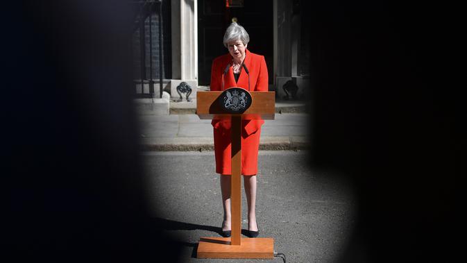 Perdana Menteri Inggris Theresa May mengumumkan pengunduran dirinya di pusat kota London, Jumat (24/5/2019). Pengunduran PM Theresa May ini setelah tiga kali proposal Brexit-nya ditolak parlemen. (AFP Photo/Daniel Leal-Olivas)