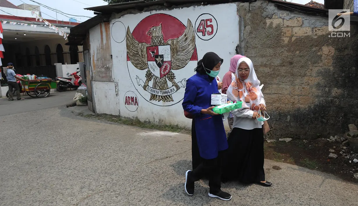 Petugas bersiap melakukan pengambilan sample darah di Cinere, Depok, Rabu (28/6/2019). Dinas Kesehatan Depok dan Puskesmas Cinere melakukan investigasi sumber penyakit dan sampel darah warga di kawasan ini terkait sudah lebih dari sepekan 12 warga terjangkit hepatitis A. (merdeka.com/Arie Basuki)