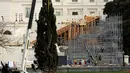Pohon natal setinggi delapan puluh kaki mulai dipasang menggunakan alat berat di halaman sebelah barat Gedung Capitol US di Washington, AS (28/11). Pemasangan pohon ini dalam rangka persiapan untuk menyambut perayaan Natal. (Reuters/Gary Cameron)