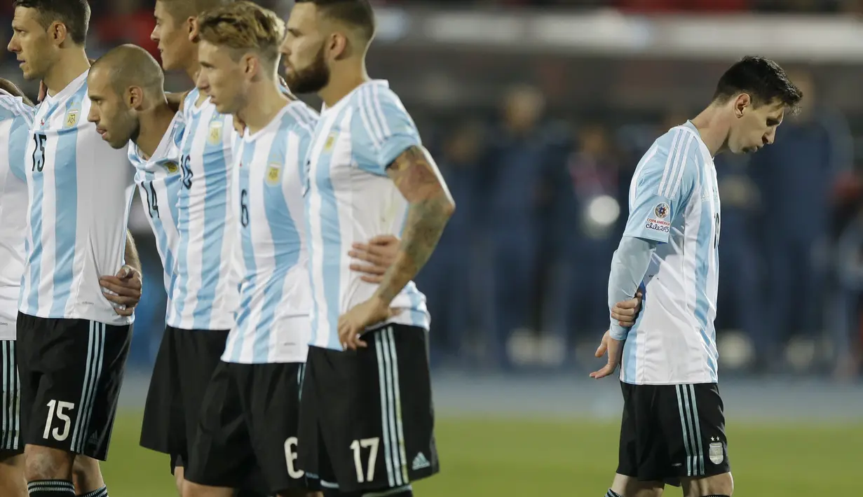 Ekspresi kesedihan Lionel Messi setelah kalah adu penalti melawan Cile. (AP Photo/Ricardo Mazalan)