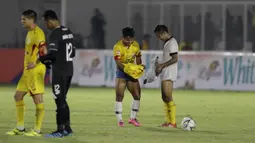 Gelandang Madura United, Andik Vermansah, bertukar jersey dan celana dengan gelandang Bhayangkara FC, Wahyu Suboseto, pada laga Liga 1 2019 di Stadion Madya, Jakarta, Senin (5/8). Kedua tim bermain imbang 1-1. (Bola.com/M iqbal Ichsan)