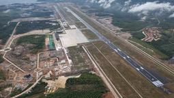 Pernyataan ini untuk menepis kabar yang beredar bahwa proyek IKN bakal dihentikan. Tampak foto udara yang diambil pada 18 Agustus 2025, menunjukkan pemandangan Bandara Internasional Nusantara yang sedang dalam tahap pembangunan, sekitar 23 kilometer sebelah barat daya Ibu Kota Nusantara (IKN), ibu kota baru yang direncanakan, di Kalimantan Timur. (Foto oleh AFP)