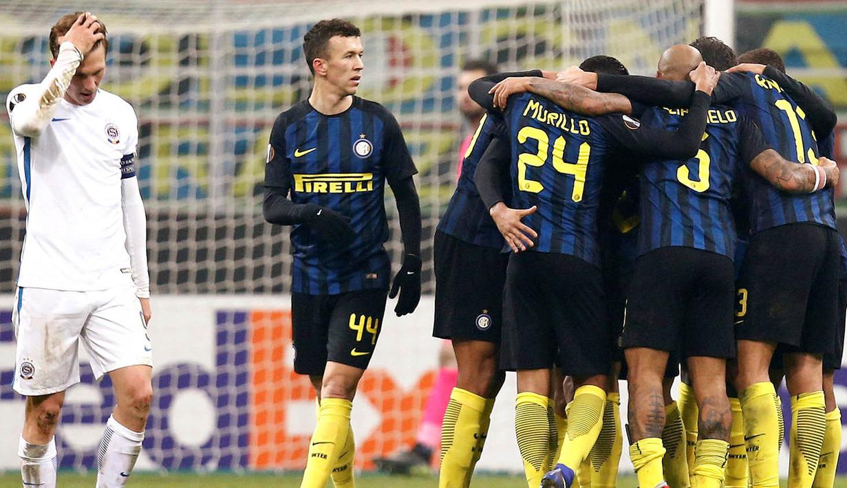 Para pemain Inter Milan merayakan gol yang dicetak Eder ke gawang Sparta Pargue pada laga Liga Europa di Stadion San Siro, Italia, Jumat (9/12/2016). Inter menang 2-1 atas Prague. (Reuters/Alessandro Garofalo)