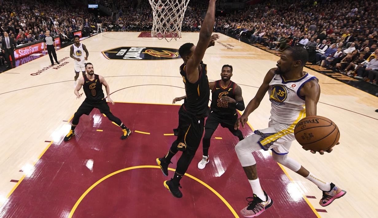 Pebasket Golden State Warriors, Kevin Durant, berusaha memasukkan bola saat melawan Cleveland Cavaliers pada Gim 3 Final NBA di Oracle Quicken Loans Arena, Rabu (6/6/2018). Kevin Durant terpilih sebagai pemain terbaik Final NBA 2018. (AP/Kyle Terada)