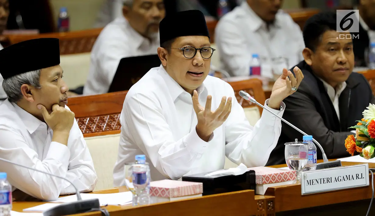 Menteri Agama Lukman Hakim Saifuddin memberi keterangan saat rapat dengan Komisi VIII DPR di Jakarta, Senin (12/3). Kenaikan harga BBM sebesar 180 persen di Arab Saudi juga mengakibatkan naiknya BPIH 2018. (Liputan6.com/JohanTallo)