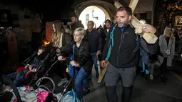 Seorang pria asal Kroasia, Sasa Pavlic tiba di ibu kota Zagreb sambil membawa salib, Kamis (5/4). Sasa Pavlic berjalan sambil membawa salib dari Pelabuhan Rijeka sebelah utara Kroasia, sehari sebelum paskah. (AFP PHOTO/STR)