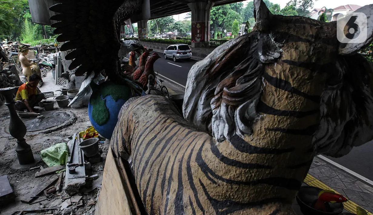 Perajin membuat patung berbahan dasar batu alam di Sanggar Dunia Batu Alam, Jakarta, Senin (5/12/2020). Sebelum pandemi Covid-19 perajin batu alam mengaku mendapatkan omzet Rp200 juta - Rp300 juta sebulan, namun kini hanya mampu mengantongi Rp30 juta - Rp50 juta sebulan. (merdeka.com/Imam Buhori)