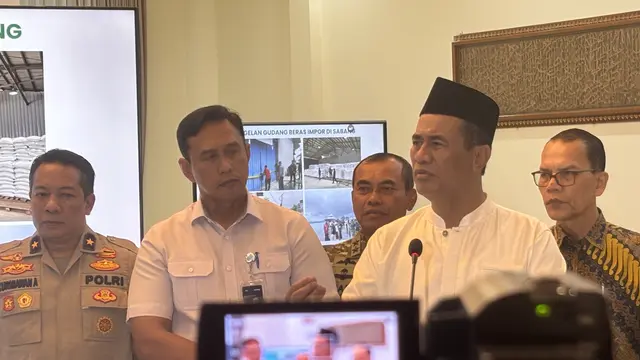 Menteri Pertanian Andi Amran Sulaiman mengikuti Konferensi Pers terkait temuan beras impor ilegal dari Thailand melalui Sabang, Aceh. (Liputan6/Ady Anugrahadi)