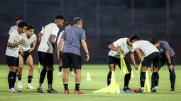 Sejumlah pemain Timnas Indonesia U-17 terlihat tegang saat bermain games dalam sesi latihan di Stadion Gelora 10 November 2023, Surabaya, Kamis (9/11/2023). (Bola.com/Bagaskara Lazuardi)