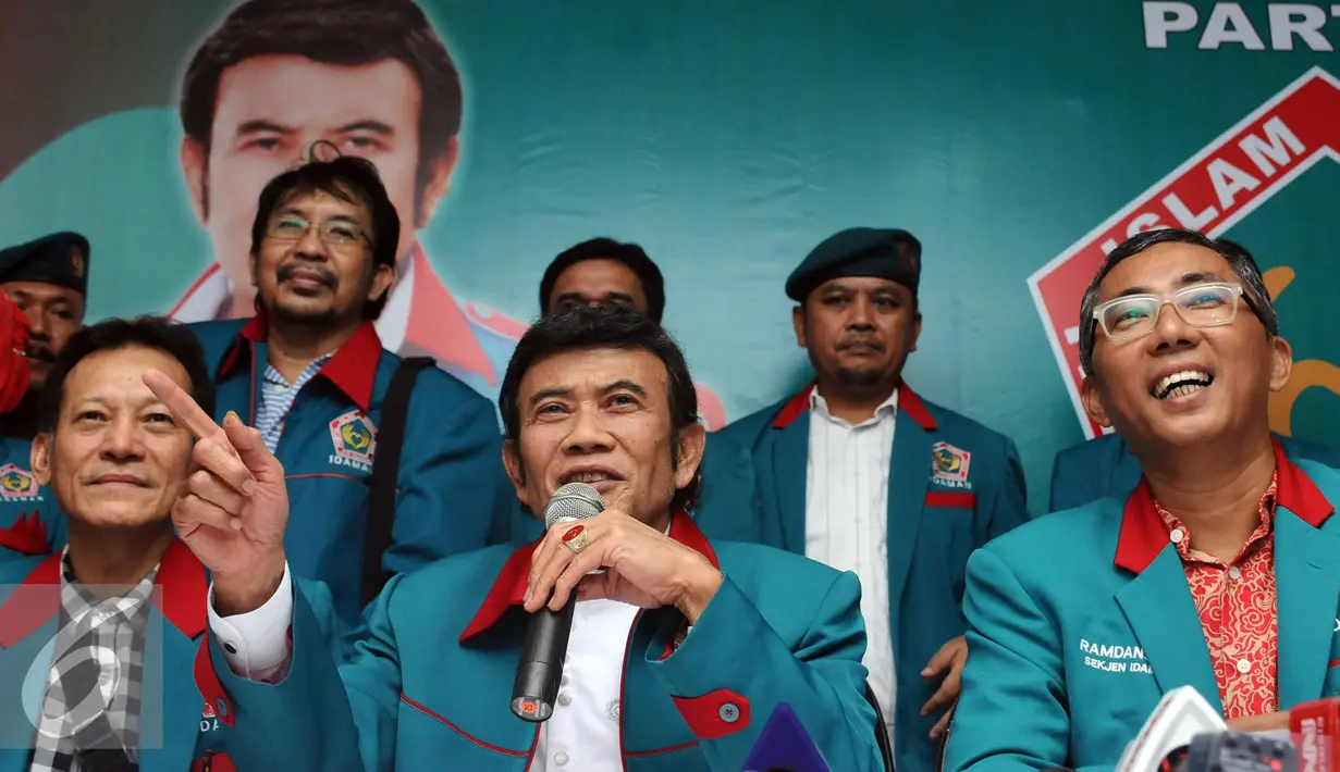 Ketua Umum Partai Idaman, Rhoma Irama (tengah) memberi keterangan terkait hasil verifikasi Kemenkumham di Jakarta, Minggu (9/10). Menurut Rhoma, Partai Idaman menerima keputusan tidak lolos verifikasi Kemenkumham. (Liputan6.com/Helmi Fithriansyah)