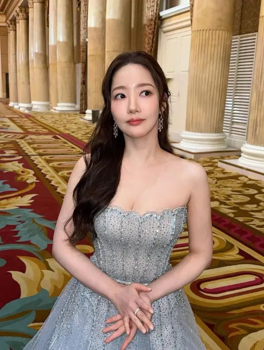 Wajah cantiknya dipulas minimalis khas Korean look dengan aksen bibir tipis berwarna pink coral [@rachel_mypark]