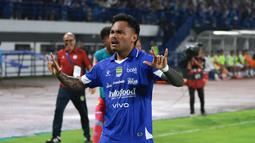 Pemain Persib Bandung, Saddil Ramdani, merayakan gol ke gawang Malut United dalam laga pekan ke-20 BRI Super League 2025/2026 di Stadion Gelora Bandung Lautan Api, Bandung, Jumat (6/3/2026) malam WIB. (Bola.com/Erwin Snaz)