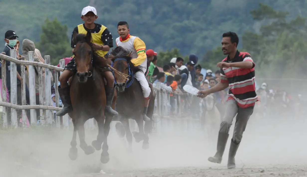 Sejumlah joki muda memacu kuda dalam lomba pacuan kuda tradisional di Takengon, Aceh, 10 Maret 2018. Kini kegiatan itu menjadi kalender tahunan pemerintah setempat untuk menjadikan daya tarik wisata di daerah tersebut. (AFP PHOTO/CHAIDEER MAHYUDDIN)