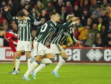 Bek Manchester United atau MU, Diogo Dalot (tengah) merayakan gol yang dicetaknya ke gawang Sheffield United pada laga pekan ke-9 Premier League 2023/2024 di Stadion Bramall Lane, Minggu (22/10/2023) dini hari WIB. (AP Photo/Jon Super)