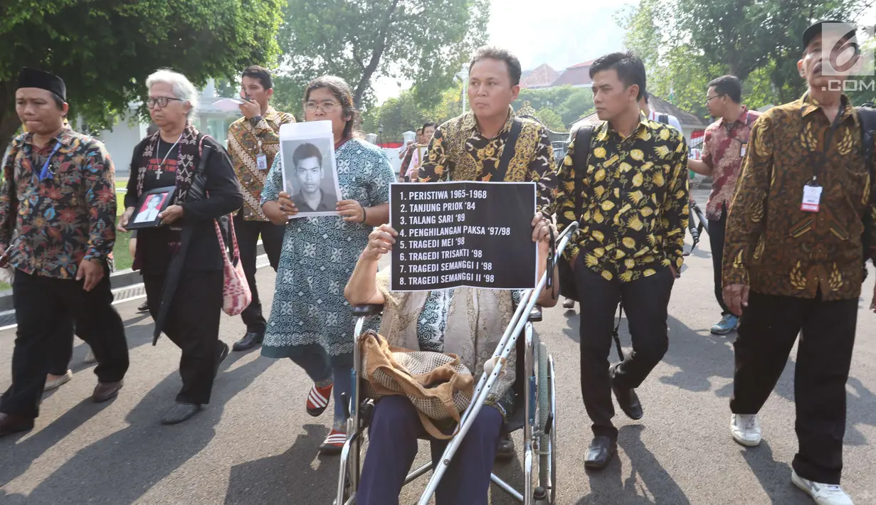 Peserta aksi kamisan berjalan di Istana Merdeka, Jakarta, Kamis (31/5). Pertemuan dihadiri 19 anggota keluarga korban Tragedi Semanggi I dan II, Trisakti, Talangsari, Munir, Tanjung Priok, Tragedi 1965-1968. (Liputan6.com/Angga Yuniar)