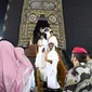 Presiden Joko Widodo didampingi Ibu Iriana Jokowi bersama kedua putranya keluar dari dalam Kakbah saat menunaikan ibadah umrah di Mekkah, Arab Saudi, Senin (15/4). Pada kesempatan itu Jokowi, Ibu Iriana dan rombongan terbatas berkesempatan masuk ke dalam Kakbah. (Liputan6.com/Pool/Biro Pers Setpres)