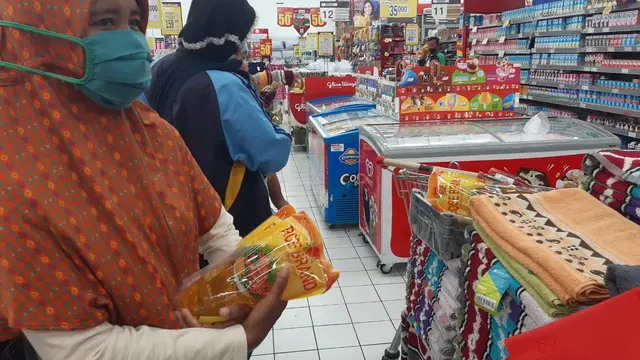 Meskipun pemerintah sudah memastikan persediaan minyak goreng, namun persediaan minyak goreng di Garut, Jawa Barat masih terbilang langka dengan harga lama Rp 20 ribu per kilogram.