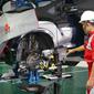 Teknisi sedang memperbaiki kendaraan Mitsubishi di bengkel resmi Mitsubishi Motors. (ist)