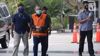Mantan Sekretaris MA, Nurhadi (rompi oranye) berjalan akan menjalani pemeriksaan perdana pasca penahanan oleh penyidik di Gedung KPK, Jakarta, Rabu (10/06/2020). (merdeka.com/Dwi Narwoko)