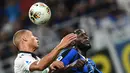 Striker Inter Milan, Romelu Lukaku, duel udara dengan bek Udinese, Sebastien De Maio, pada laga Serie A 2019/20 di Stadion San Siro, Milan, Sabtu (14/9). Inter menang 1-0 atas Udinese. (AFP/Miguel Medina)