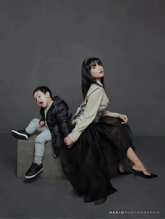 Dibantu fashion stylist Wishnu Aji, keduanya tampil kompak dan stylish dalam balutan outfit nuansa hitam dari JW by Julio Albert.  [cr:  @mariophotographie].