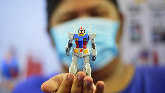 Seorang pelanggan menunjukkan sebuah model robot mainan Gundam di mal Siam Paragon di Bangkok, Thailand (24/9/2020). Pameran tersebut dibuka pada Kamis (24/9) di mal Siam Paragon dan akan berlangsung hingga 4 Oktober mendatang. (Xinhua/Rachen Sageamsak)