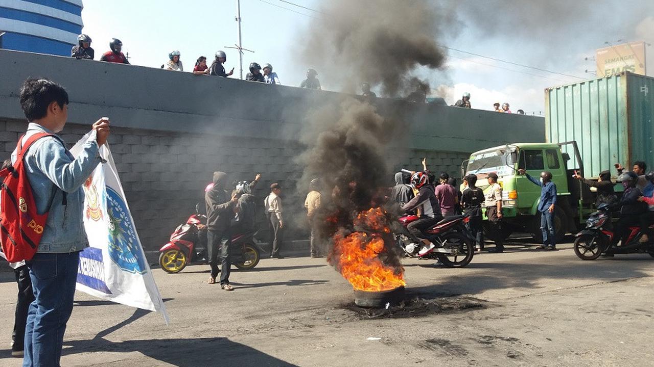 Mahasiswa berunjuk rasa menuntut penuntasan sejumlah kasus korupsi di Sulsel diantaranya kasus dugaan korupsi pembebasan lahan Bnadara Mangkendek Tana Toraja (Liputan6.com/ Eka Hakim)