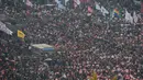 Aksi turun ke jalan yang dilakukan ribuan warga Korsel di Gwanghwamun square, pusat Kota Seoul, Sabtu (5/11). Mereka mendesak Presiden Park Geun-Hye mundur dari jabatannya terkait skandal korupsi yang telah melumpuhkan pemerintahannya. (Ed Jones/AFP)