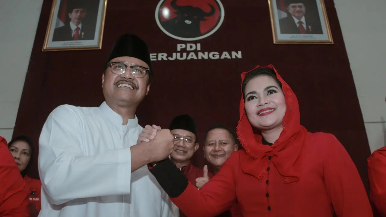 Pasangan Calon Gubernur Jatim Saifullah Yusuf (Gus Ipul) dan Calon Wakil Gubernur Puti Guntur Soekarno. (Liputan6.com/Dian Kurniawan)