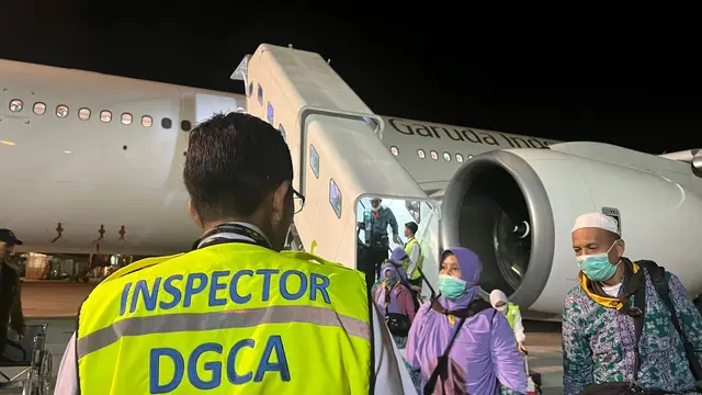 Kedatangan kelompok terbang (kloter) 8 jemaah haji di Bandara Internasional Sultan Aji Muhammad Sulaiman Sepinggan Balikpapan. (Arief/Liputan6.com)