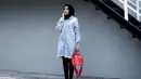 Untuk street style Zaskia yang satu ini terbilang simple. Ia hanya mengenakan celana hitam dengan tunik kemeja serta hijab hitamnya. Tampilannya terlihat santai lantaran ia memakai sneakers putih. (Instagram/zaskiasungkar15)
