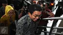 Ketua Dewan Komisioner Otoritas Jasa Keuangan (OJK), Muliaman D Hadad (depan) saat mendatangi pimpinan KPK di Gedung KPK, Jakarta, Jumat (19/02). (Liputan6.com/Helmi Afandi)