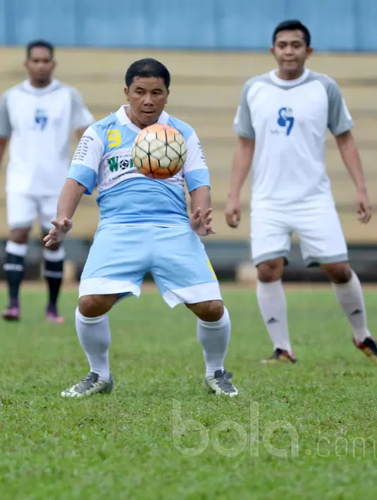 Aksi mantan Pemain Persija, Francis Wewengkang mengontrol bola saat melawan tim PSSI Pers pada laga persahabatan di Stadion Soematri Brojonegoro, Jakarta (19/4/2017). Pertandingan ini untuk meramaikan HUT PSSI ke-87. (Bola.com/Nicklas Hanoatubun)