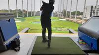 Salah satu pengunjung memainkan golf di hitting bay. (dok. Liputan6.com/Dinny Mutiah)
