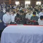 Jenazah Prof Azyumardi Azra disalatkan oleh ribuan orang yang terdiri dari mahasiswa, aktivis, akademisi, serta sanak keluarga di auditorium UIN Syarif Hidayatullah, Ciputat Timur, Kota Tangerang Selatan (Tangsel), Selasa (20/19/2022). (Dok. Liputan6.com/Pramita Tristiawati)