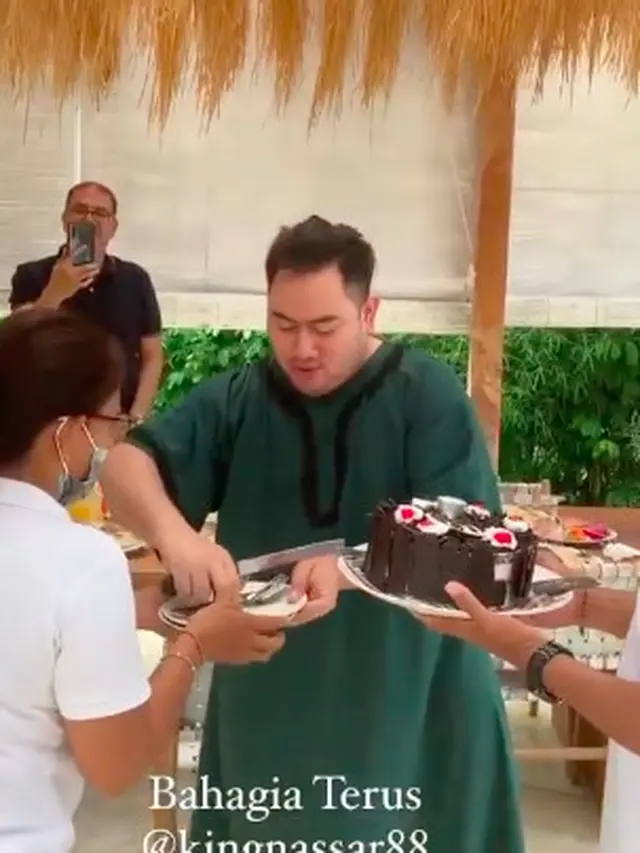Genap 33 Tahun, Ini 6 Momen Kejutan Ulang Tahun Nassar Dapat Kue Unik di Bali