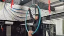 Fuji membagikan satu momen saat sedang menjalani olahraga aerial hoop. Bahkan, perempuan kelahiran 2002 ini memperlihatkan fleksibilitas hingga kekuatan tubuh yang dimiliki dengan melakukan aerial hoop.(Liputan6.com/IG/@fuji_an)