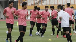 Pemain Timnas Indonesia U-19 saat menggelar sesi latihan di Stadion Wibawa Mukti, Cikarang, Senin (13/1/2020). Sebanyak 51 pemain mengikuti seleksi untuk memperkuat skuat utama Timnas Indonesia U-19. (Bola.com/M Iqbal Ichsan)