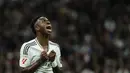 Ekspresi jengkel pemain Real Madrid, Vinicius Junior saat laga lanjutan Liga Spanyol 2024/2025 melawan Barcelona di Santiago Bernabeu, Madrid, Spanyol, Minggu (27/10/2024) WIB. (AFP/Oscar Del Pozo)