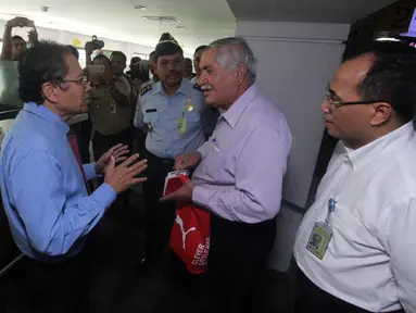 Menko Kemaritiman, Rizal Ramli berbincang dengan seorang turis ketika melakukan sidak ke Bandara Soekarno Hatta, Tangerang, Banten, Senin (25/4). Sidak dilakukan untuk meninjau penerapan kebijakan Bebas Visa Kunjungan (BVK). (Liputan6.com/Helmi Afandi)