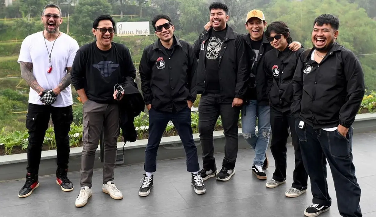 Setelah sebelumnya dikenal sebagai bagian dari geng motor The Prediksi, kini Andre bersama Tora dan Desta menciptakan geng baru bernama Bedain. Empat komika super kocak dan ceria yang bergabung bersama mereka, yaitu Boris Bokir, Rigen, Rispo, dan Indra Jegel. (Liputan6.com/IG/@desta80s)