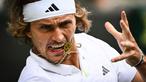 Ekspresi petenis Jerman, Alexander Zverev saat mengembalikan bola ke arah petenis Italia, Matteo Berrettini pada laga hari keenam tunggal putra turnamen Wimbledon yang berlangsung di The All England Tennis Club, London, 8 Juli 2023. (AFP/Sebastien Bozon)