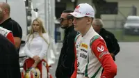 Ferrari siap bersaing dengan Mercedes untuk mendapatkan jasa anak Michael Schumacher. (Motorsport)