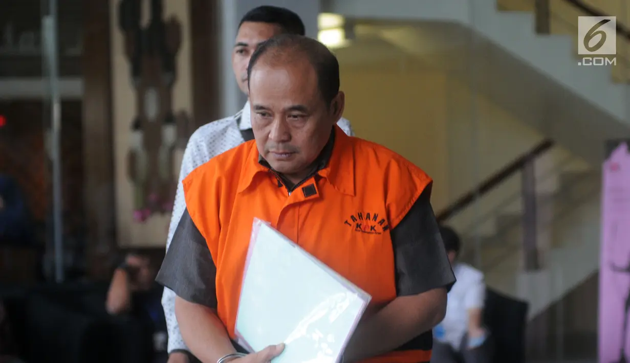 Kepala Dinas Pendidikan Kabupaten Cianjur Cecep Sobandi usai menjalani pemeriksaan di Gedung KPK, Jakarta, Selasa (2/4). Cecep Sobandi diperiksa sebagai tersangka terkait dugaan gratifikasi atau suap Dana Alokasi Khusus (DAK) Pendidikan Kabupaten Cianjur TA 2018. (merdeka.com/Dwi Narwoko)