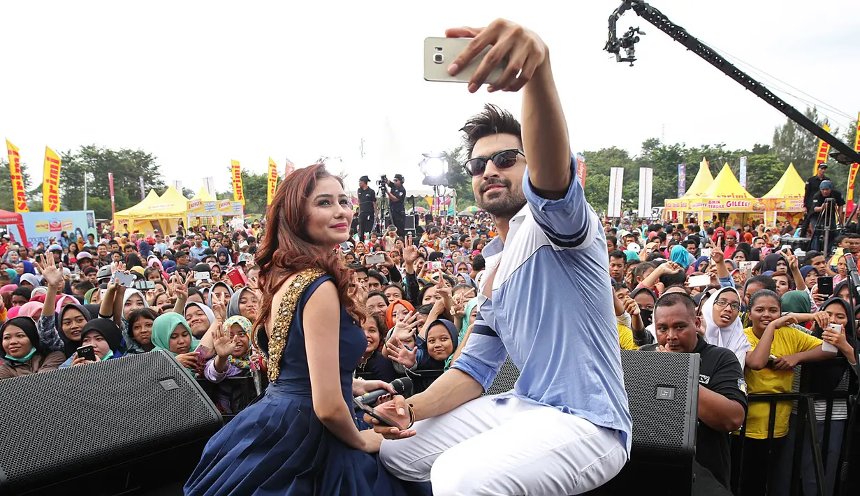 Bersama Leena Murlidhar Jumani, berbagai hadiah diberikan Arjit Taneja untuk para penggemarnya di acara meet and greet. Mulai dari gelang kesayangan mereka sampai bunga mawar merah. (Bambang E. Ros/Bintang.com)