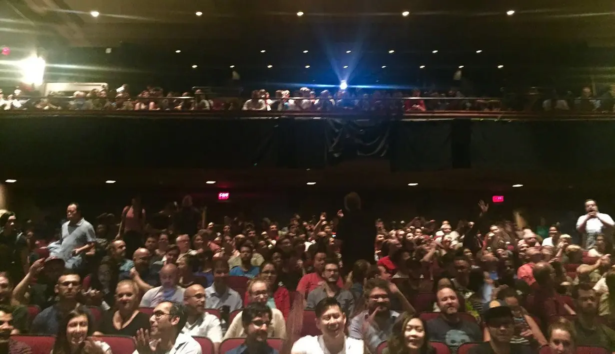 Dalam ajang pemutaran perdana film Headshot mendapat sambutan antusias. Sekitar 1300 penonton memadati Ryerson Theater, 350 Victoria Street, Toronto, Kanada, Jumat (9/9) waktu Toronto. (dok. Screenplay)