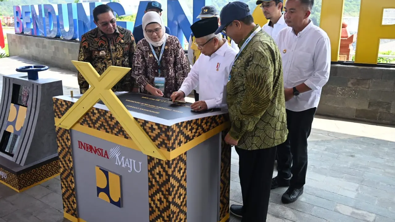 Wakil Presiden atau Wapres Ma'ruf Amin meresmikan Bendungan Cipanas, di Desa Cibuluh, Kecamatan Ujungjaya, Kabupaten Sumedang, Jabar.